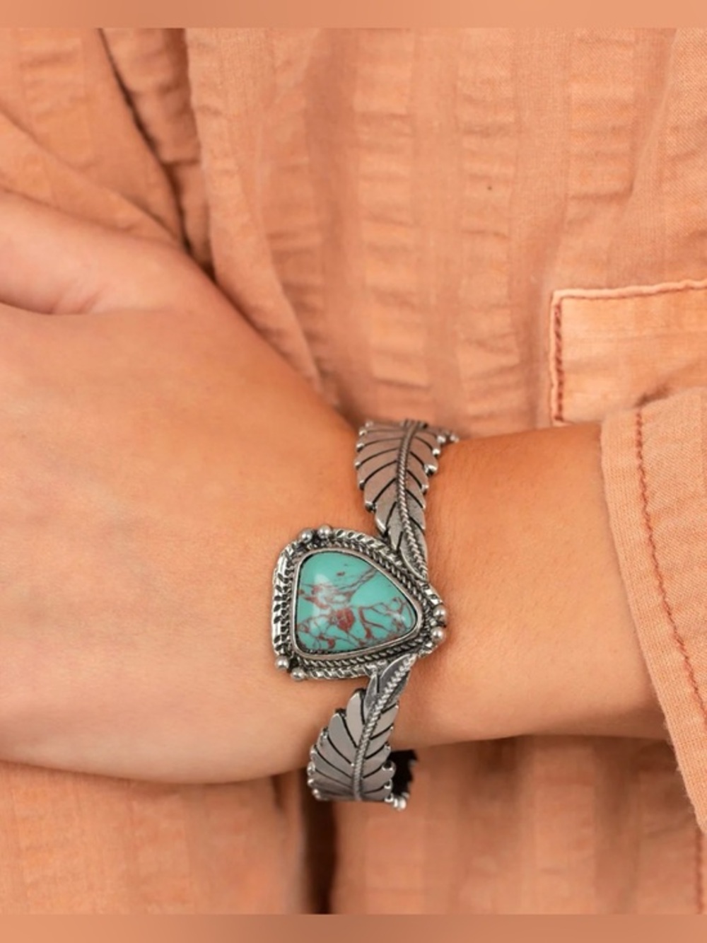 🩵🩶🪶 Southwestern style feather,  hinge, etched w/faux turquoise stone bracelet.